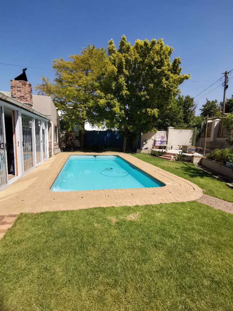 To Let 1 Bedroom Property for Rent in Heldervue Western Cape